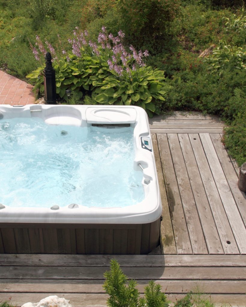 Jakuzzi im hauseigenen Garten Jakuzzi im hauseigenen Garten